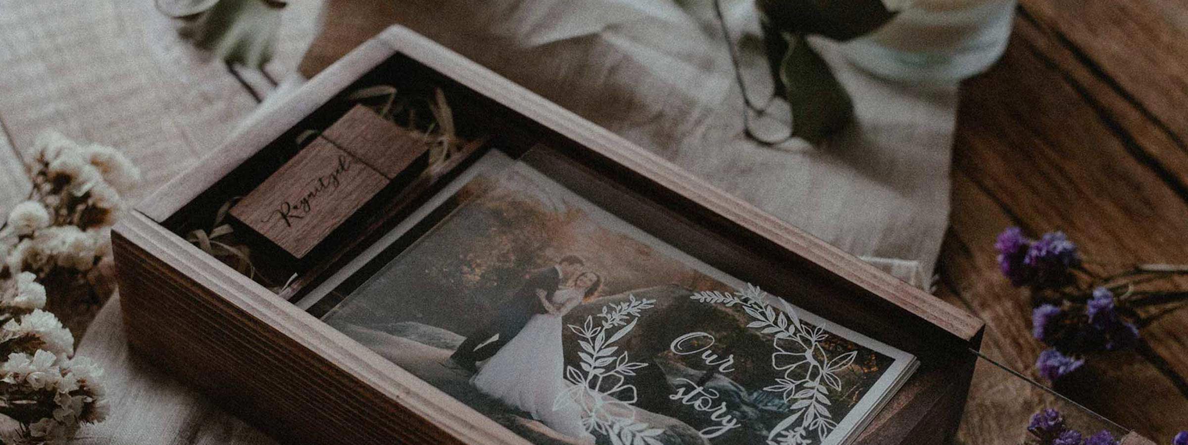 Photo boxes for photographers in wood, leather and glass for elegant print presentation