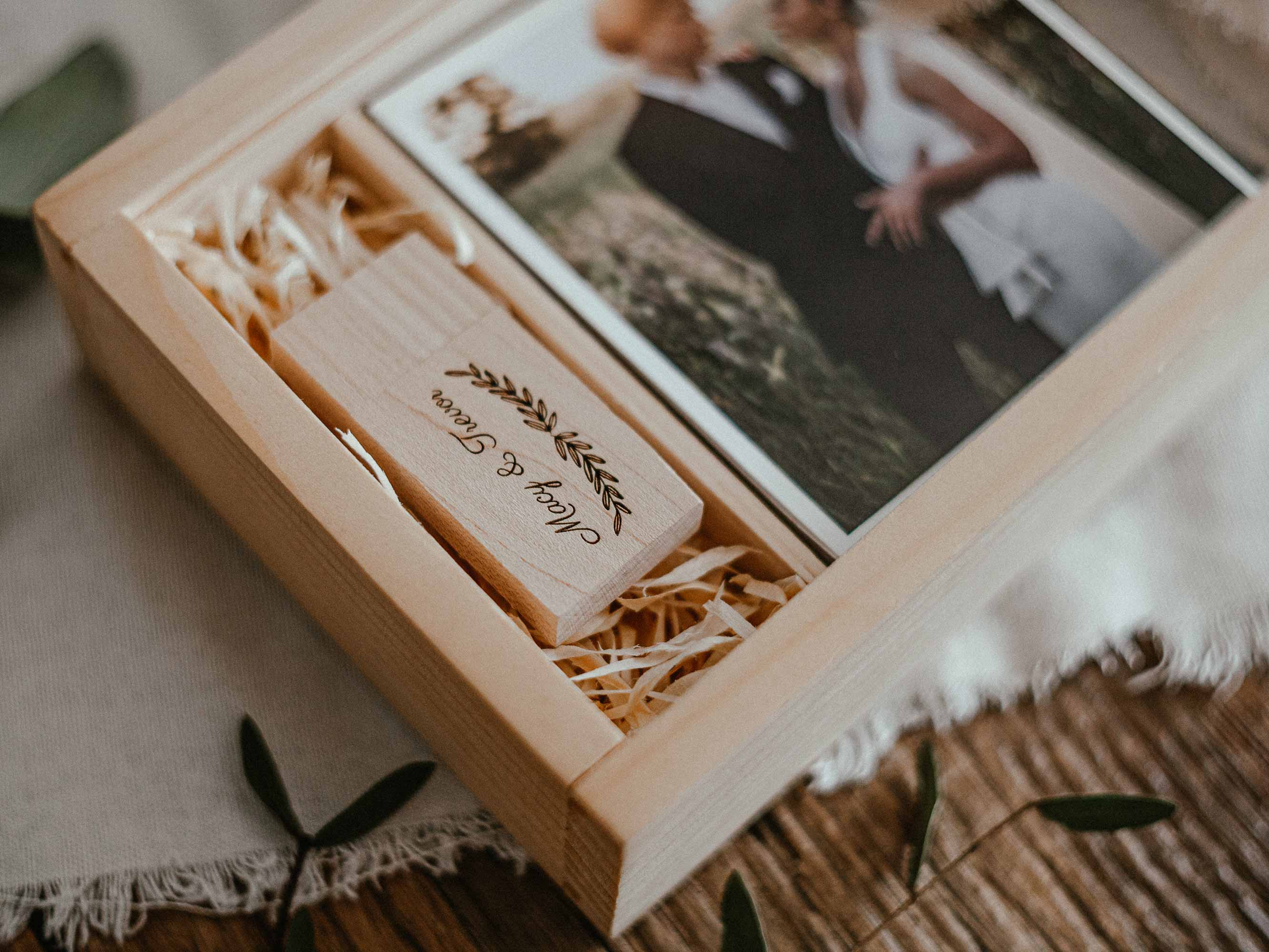 Gift for Wedding Couple - Personalized Wooden Photo Box with USB 3.0 Flash Drive - NZHANDICRAFT