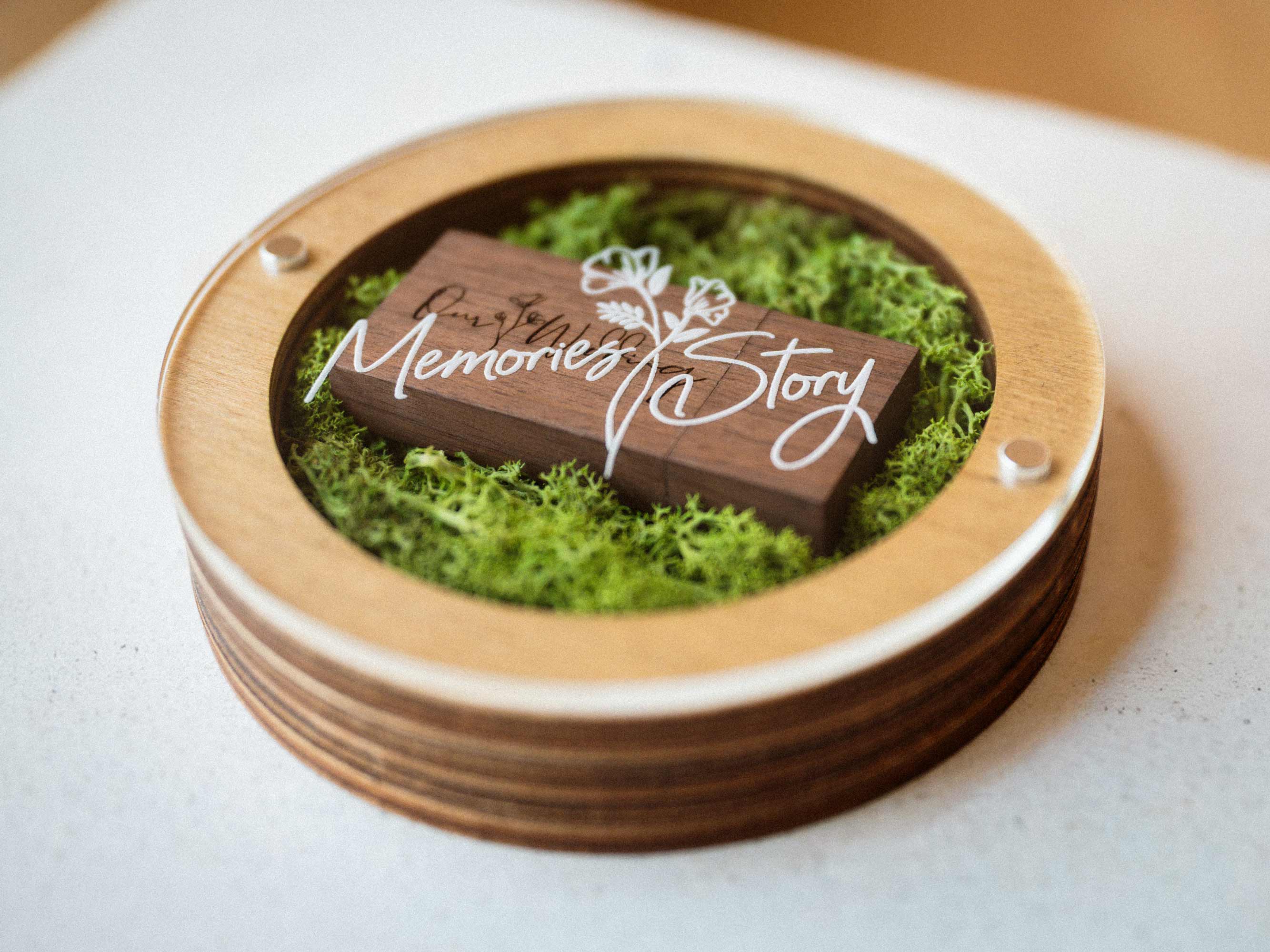 Gold Oak round USB box with acrylic lid and stabilized green Scandinavian moss