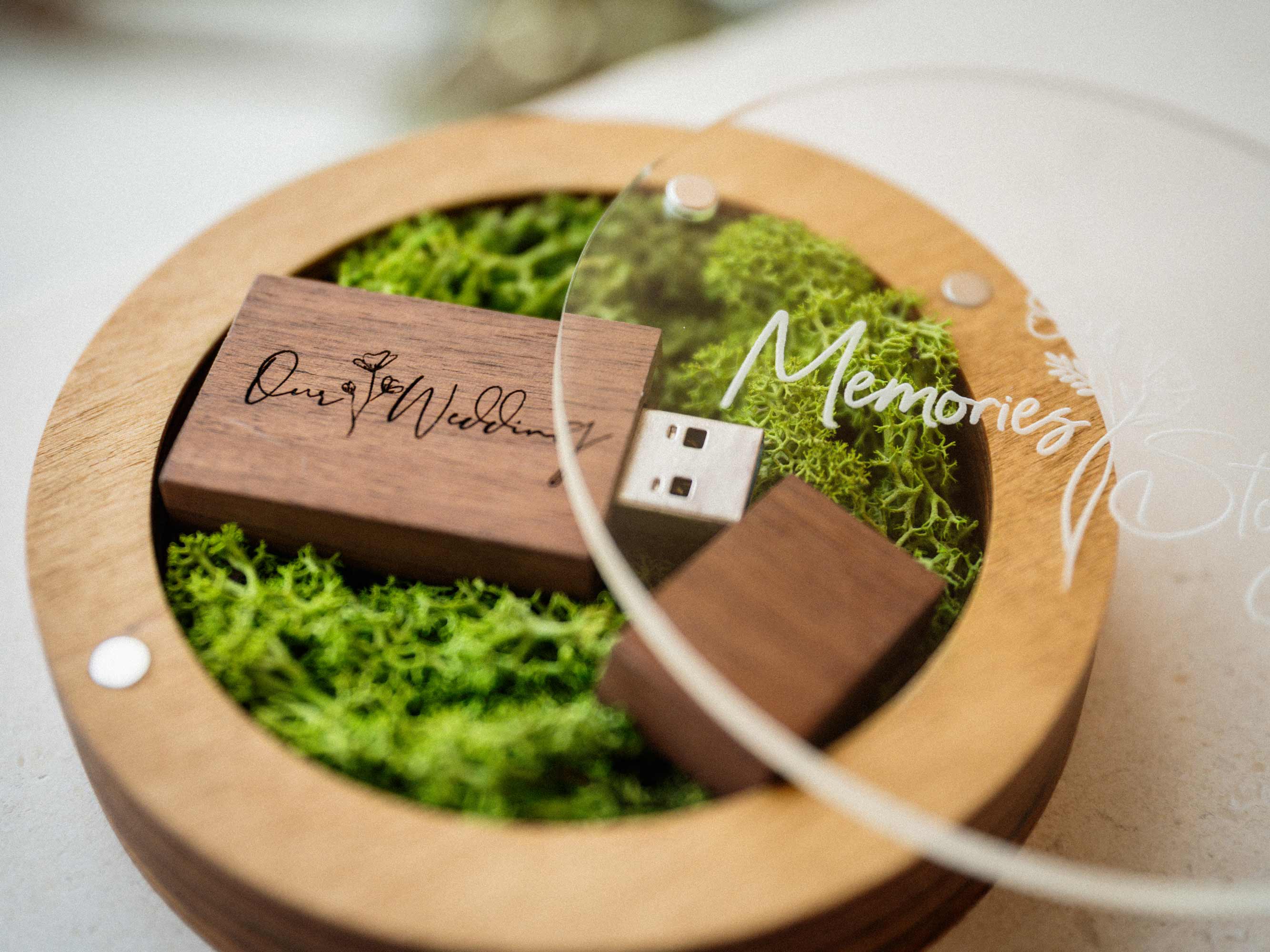 Gold Oak USB box with engraved wooden flash drive and acrylic lid close up