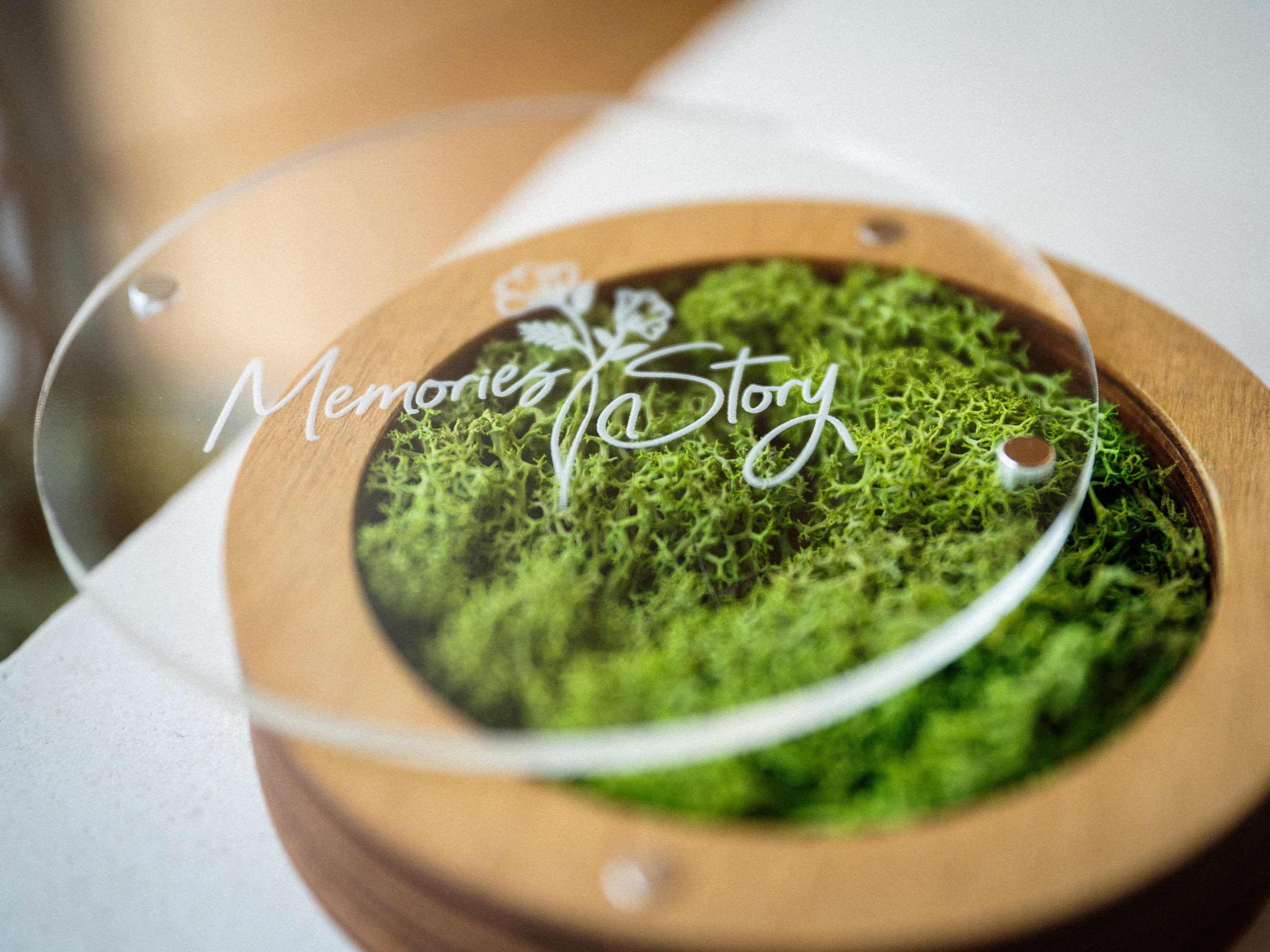 Gold Oak wedding USB box with acrylic lid and green moss close view
