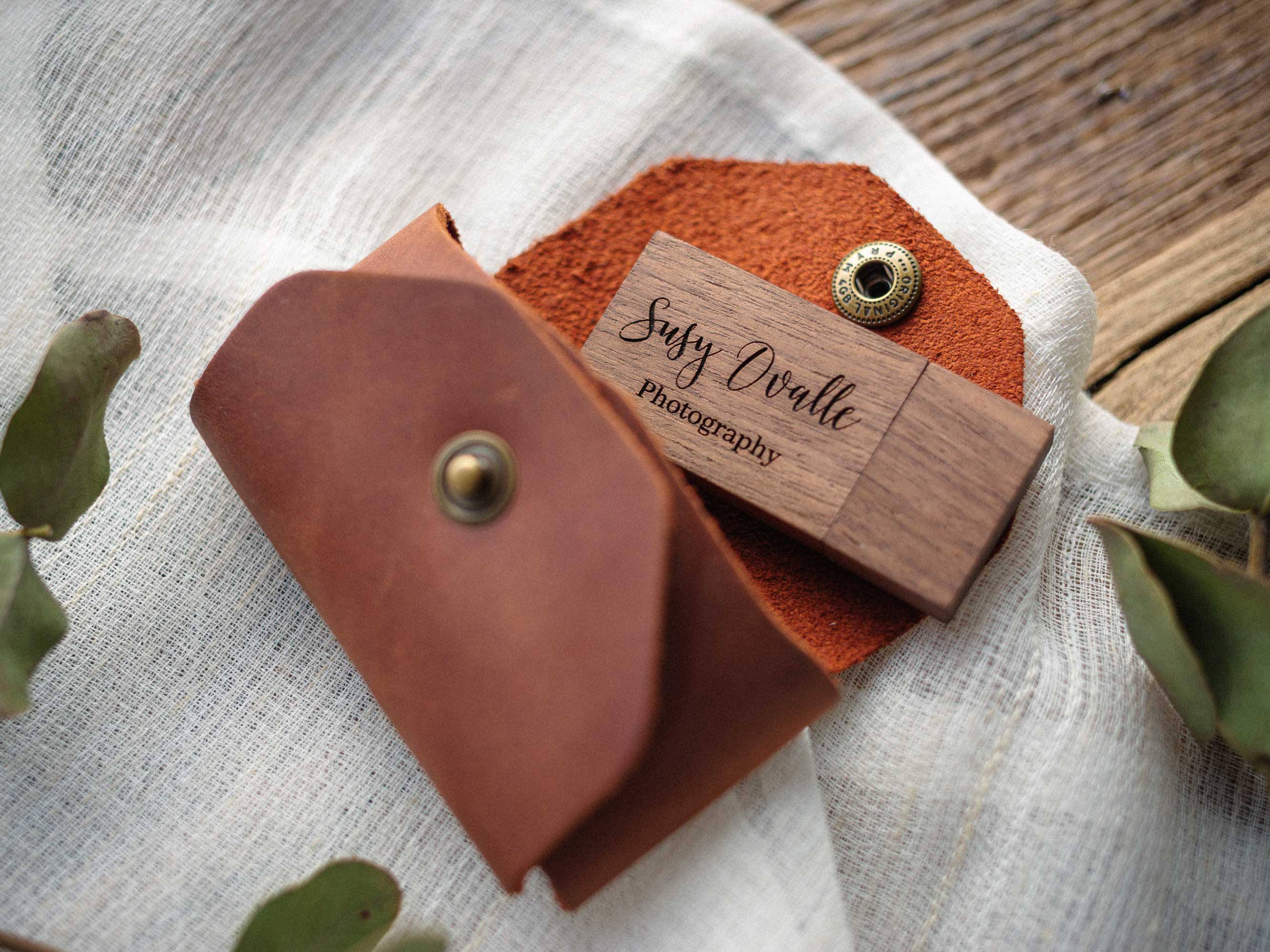Closed cognac Crazy Horse leather USB envelope with Memories engraving on light fabric