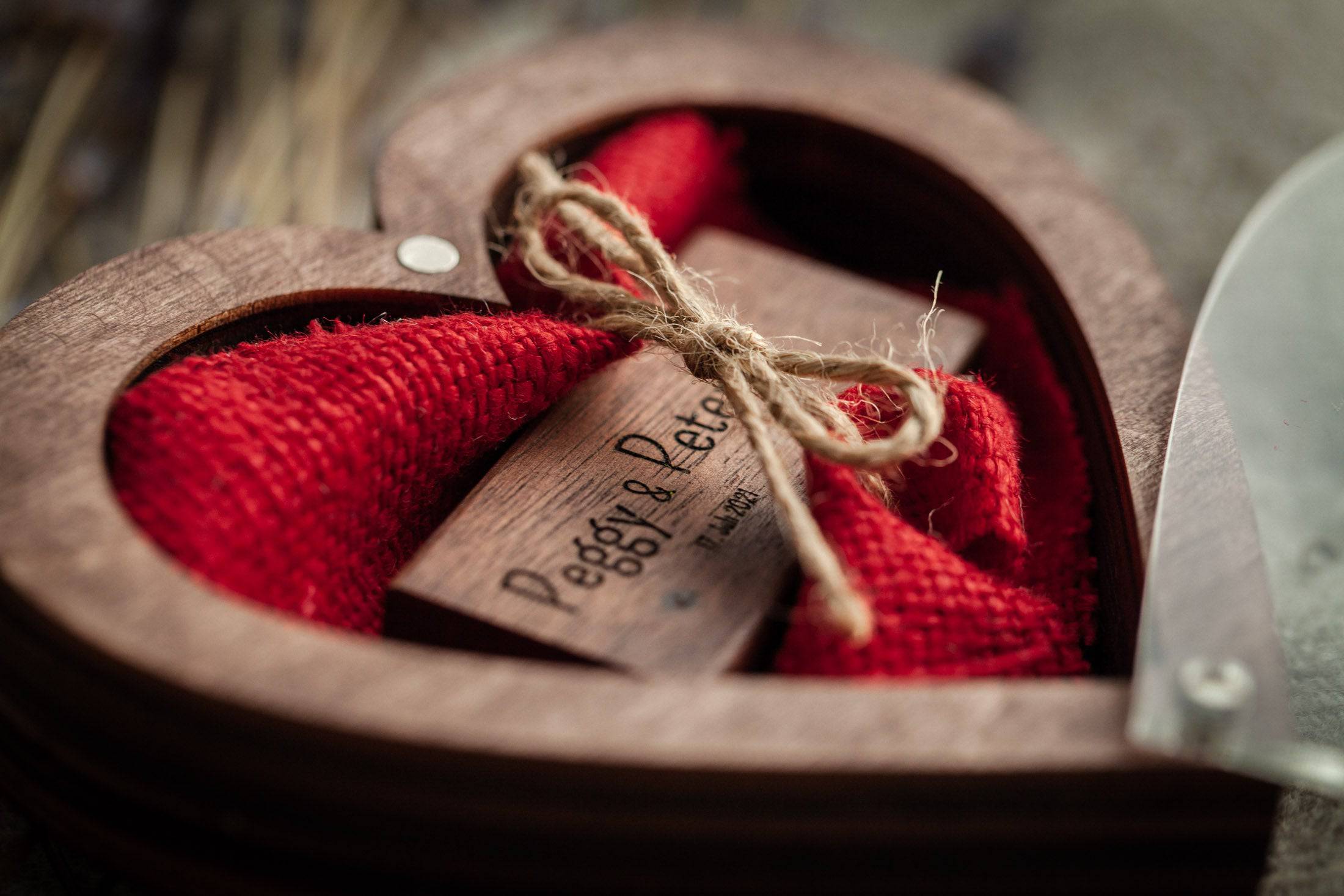 Open heart USB box with engraved wooden USB drive