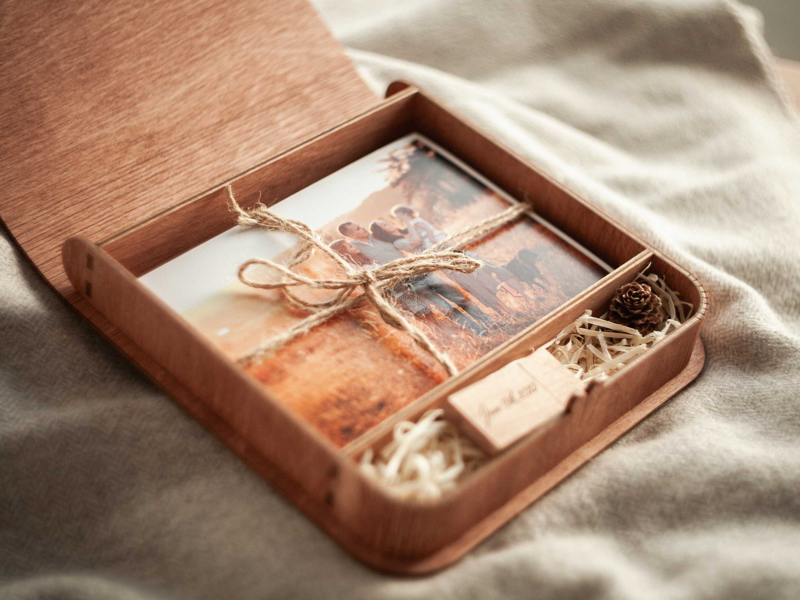 Scatola di legno personalizzata con chiavetta USB per l'archiviazione di foto di matrimonio