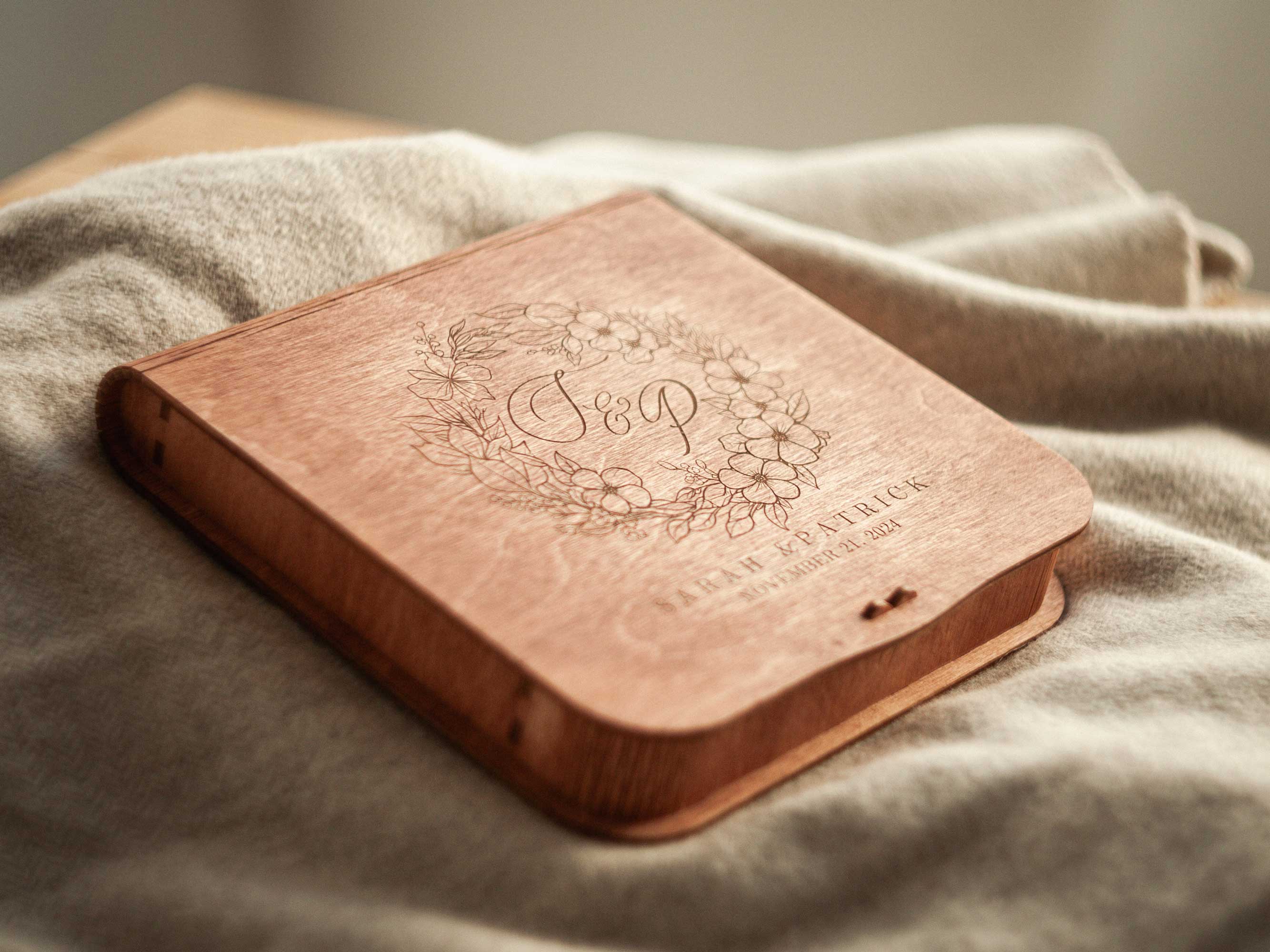 Scatola di legno personalizzata con chiavetta USB per l'archiviazione di foto di matrimonio