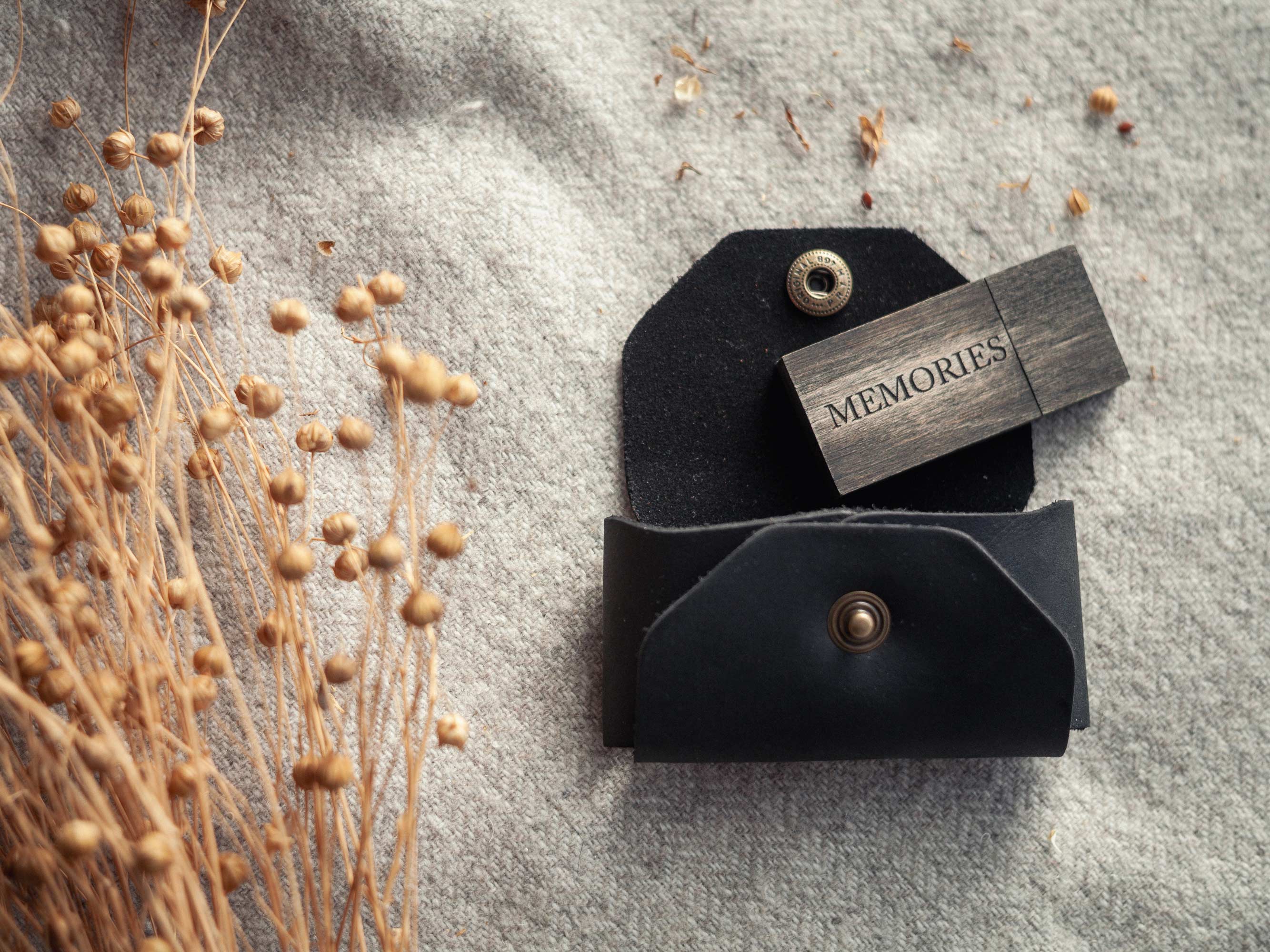 Étui USB premium en cuir cognac avec initiales