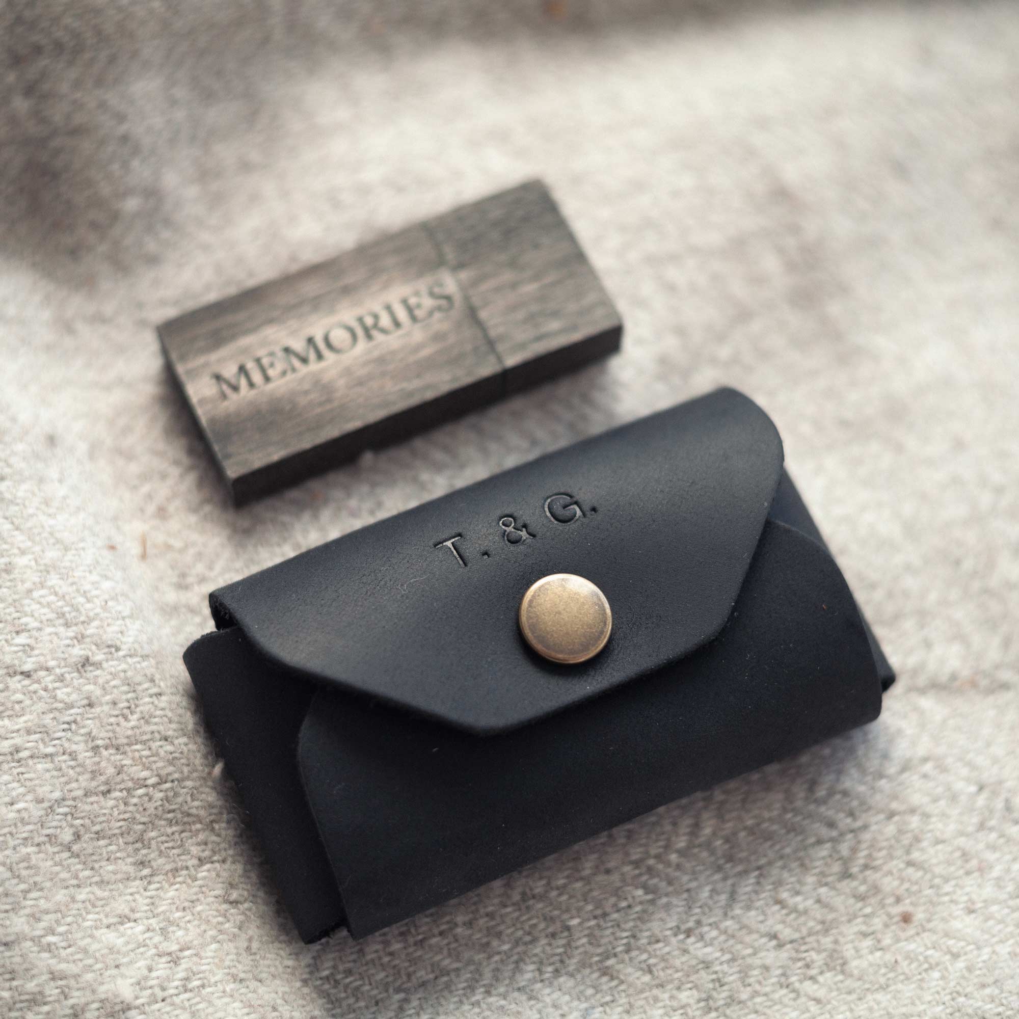 Étui USB premium en cuir cognac avec initiales