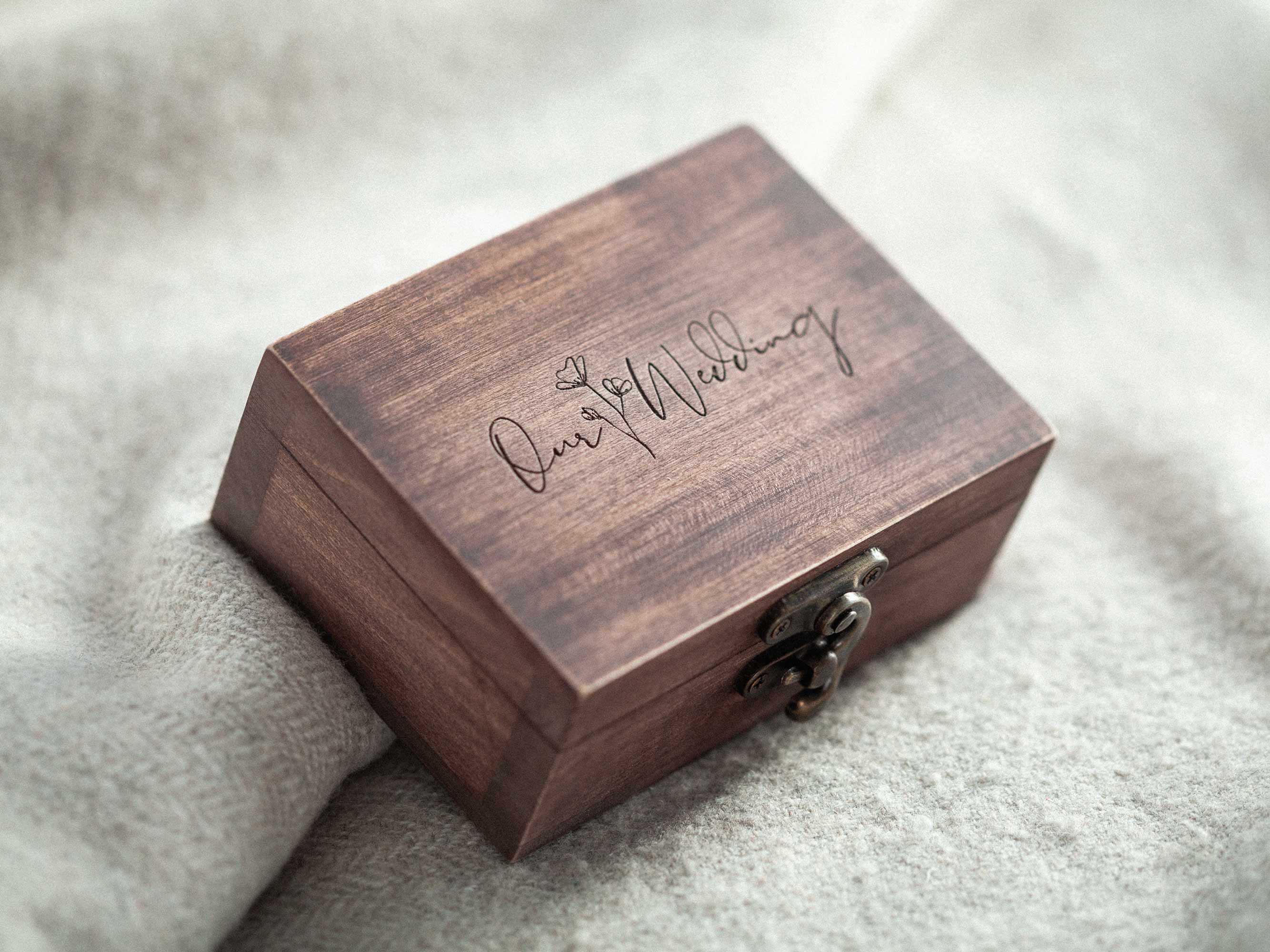 Closed Walnut Vintage engraved USB box