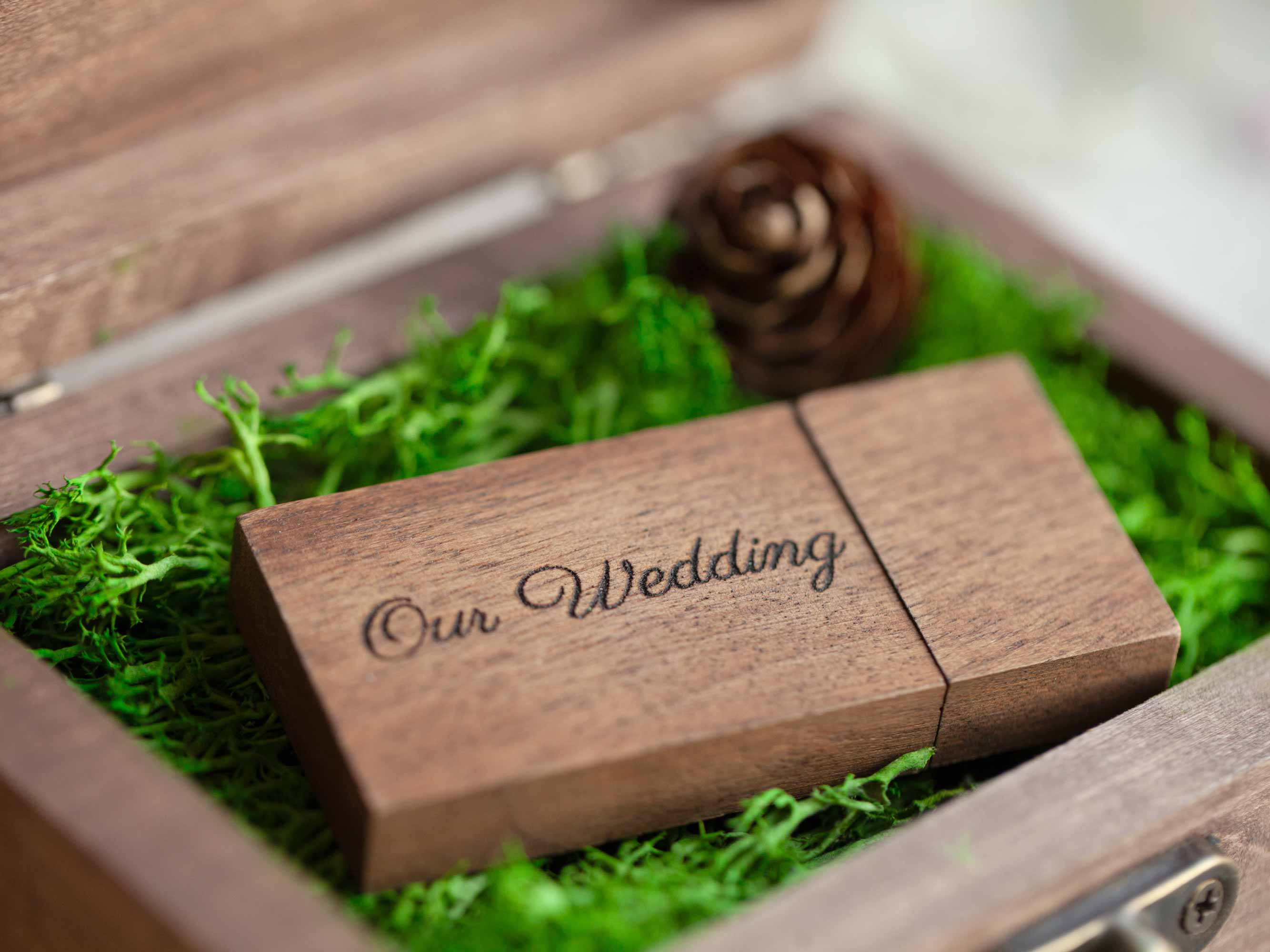 Wooden flash drive in Walnut Vintage USB box