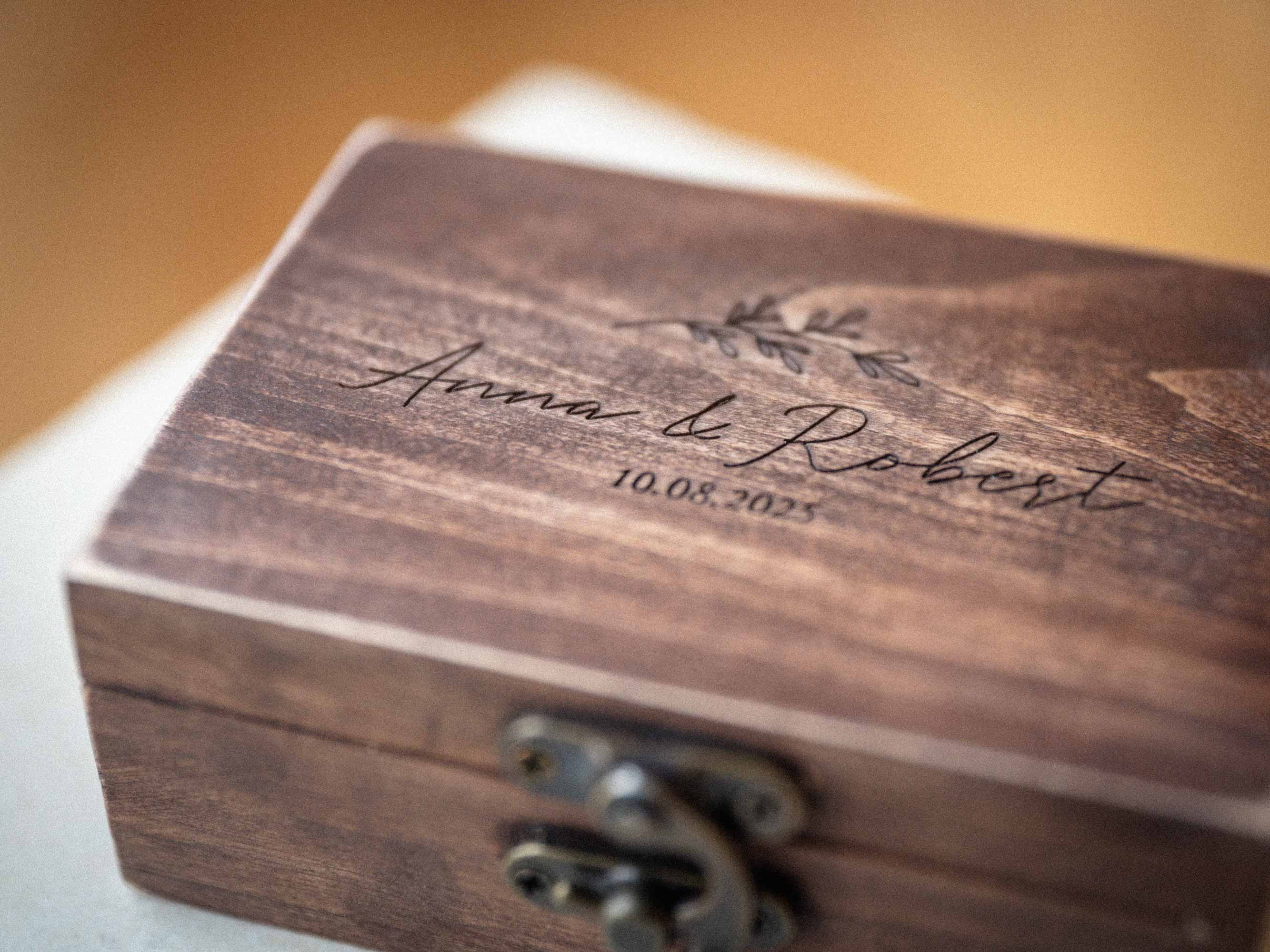 Engraved lid on Walnut Vintage USB box