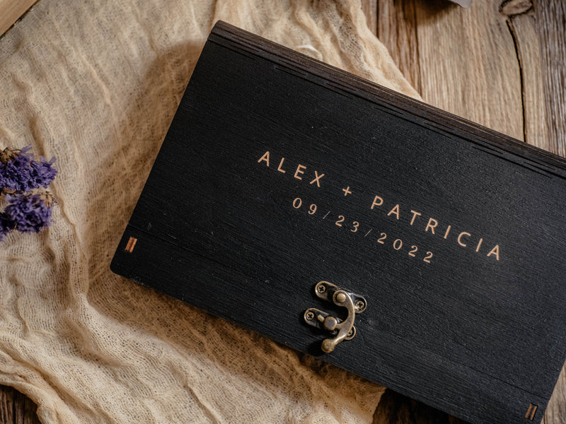 Schwarze Fotobox aus Holz mit USB-Stick für Hochzeitskunden