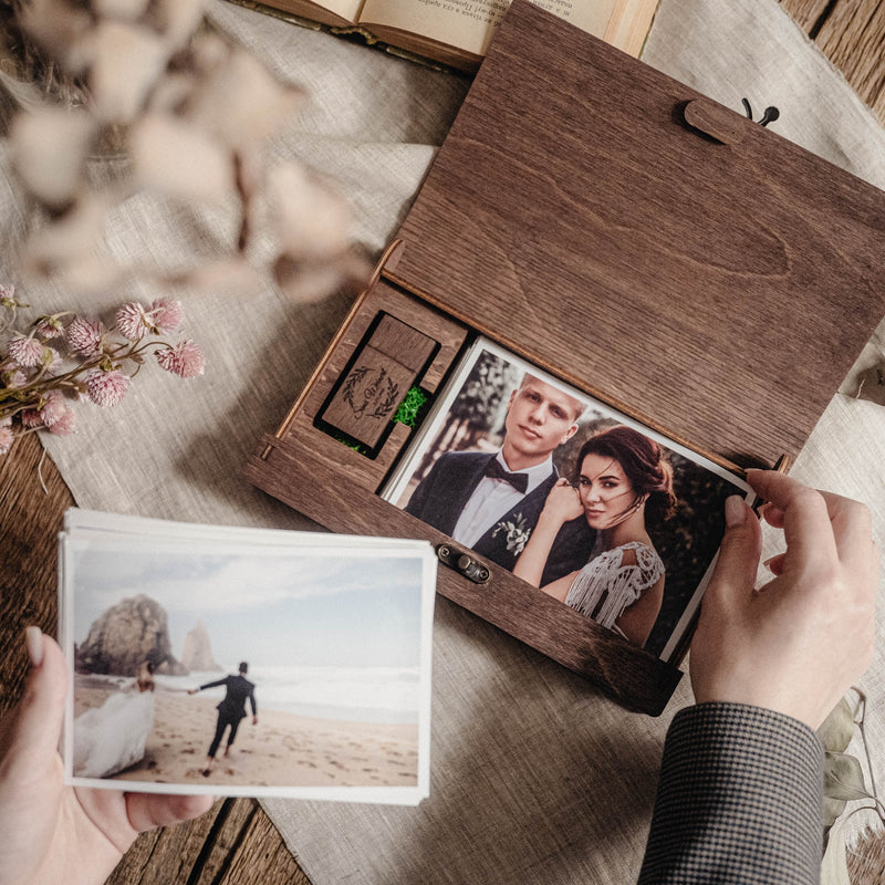 Scatola portafoto in legno di noce e chiavetta USB per ricordi di matrimonio