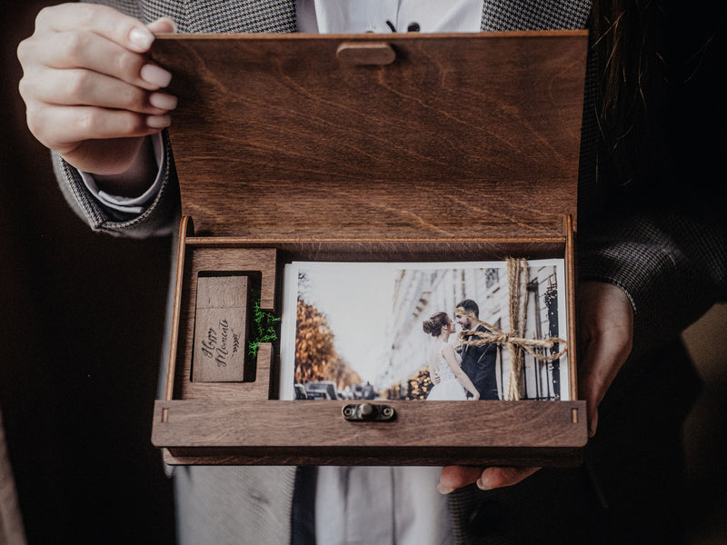 Fotobox und USB-Stick aus Walnussholz für Hochzeitserinnerungen