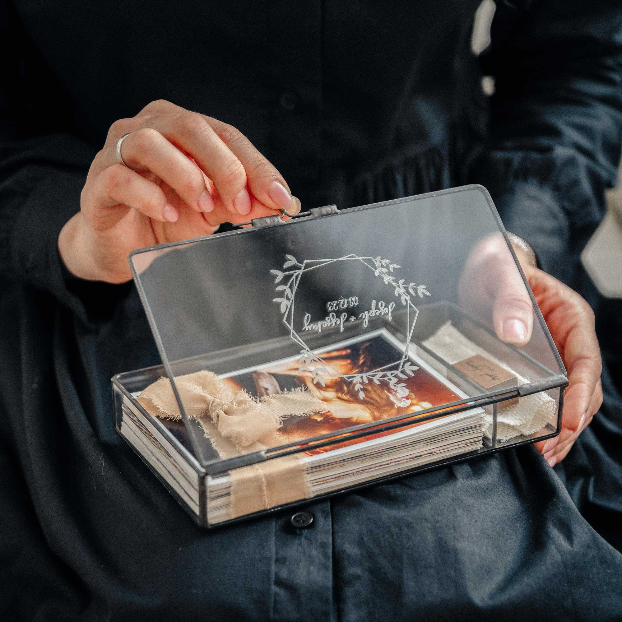 Scatola in legno quadrata con incisione frase personalizzata Scatola in legno quadrata con incisione frase personalizzata