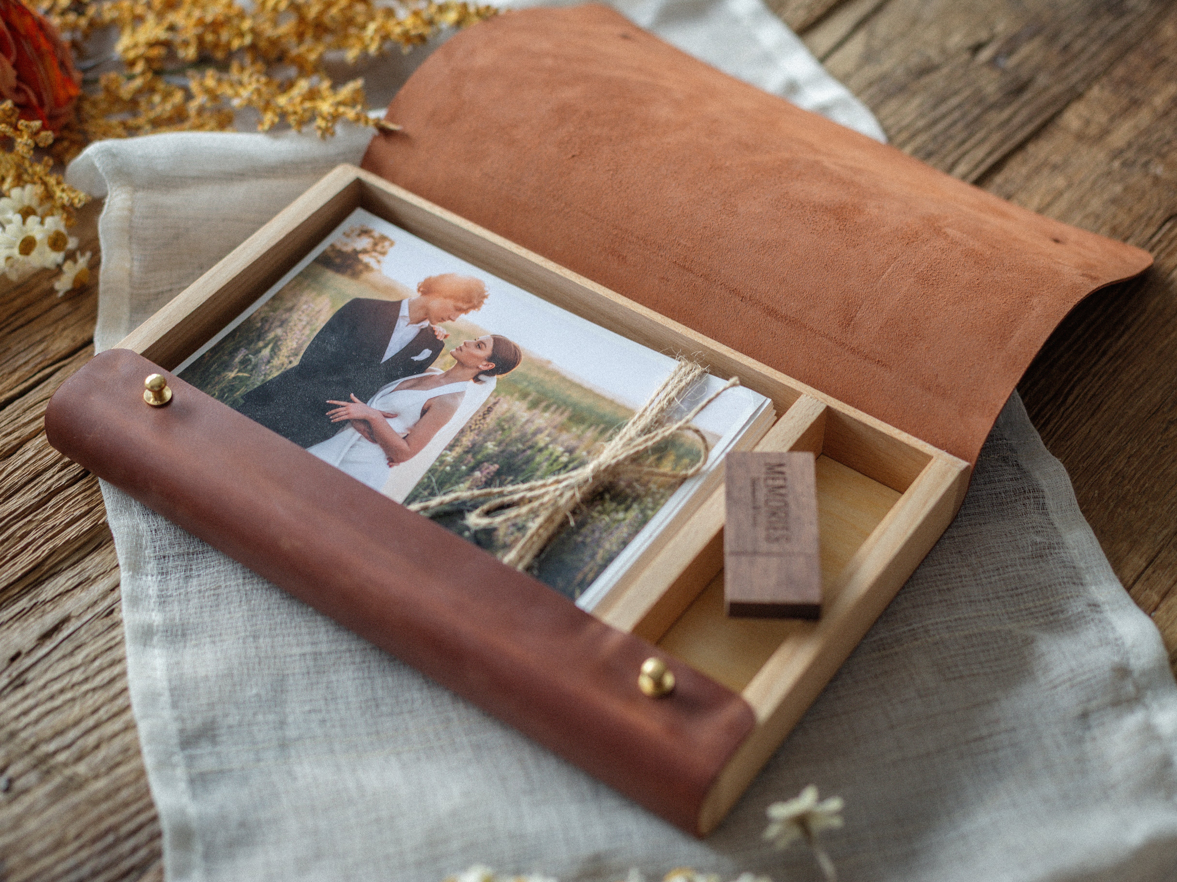 Scatola in legno personalizzata in pelle per foto con pendrive per spose