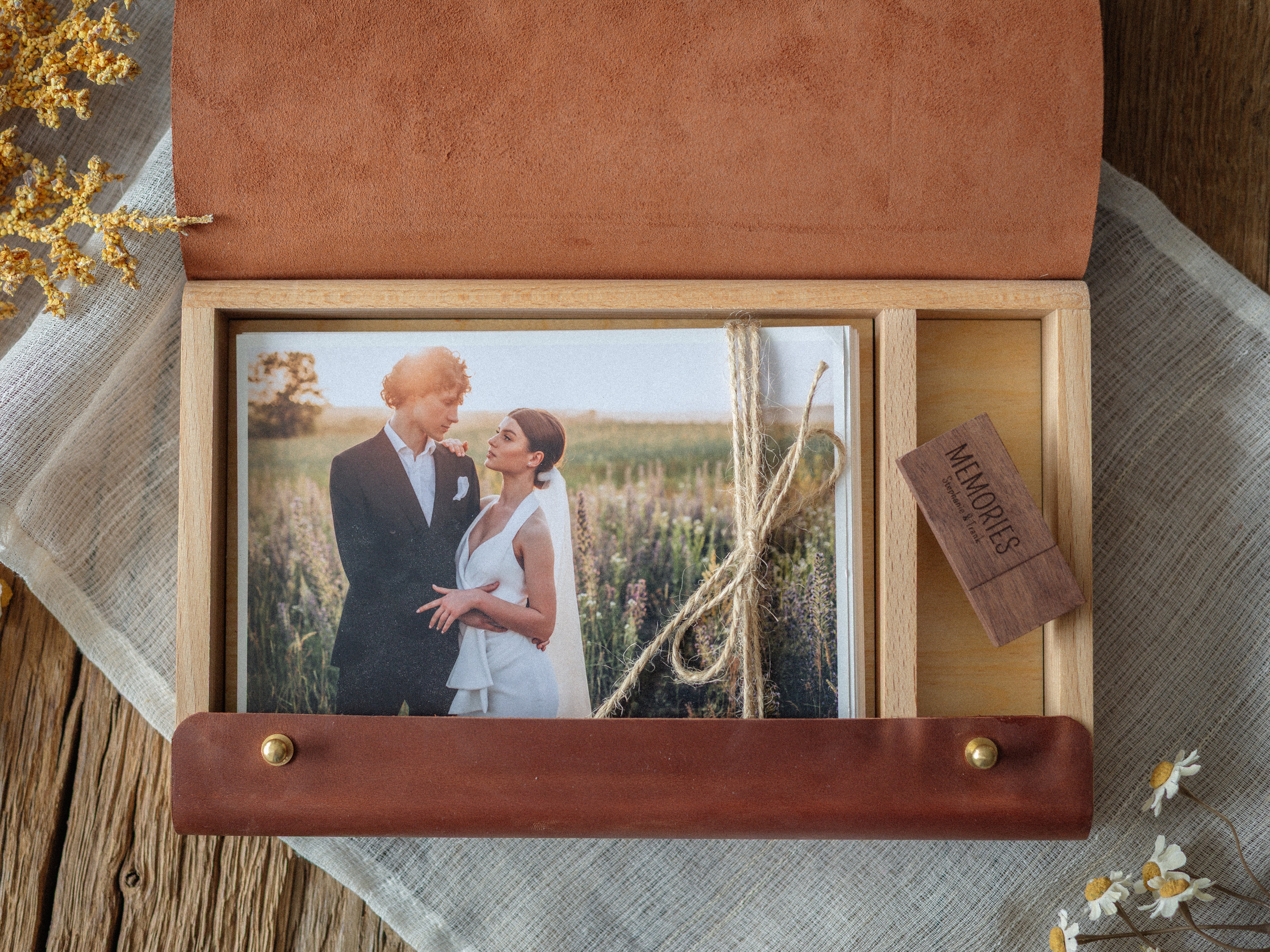 Scatola in legno personalizzata in pelle per foto con pendrive per spose