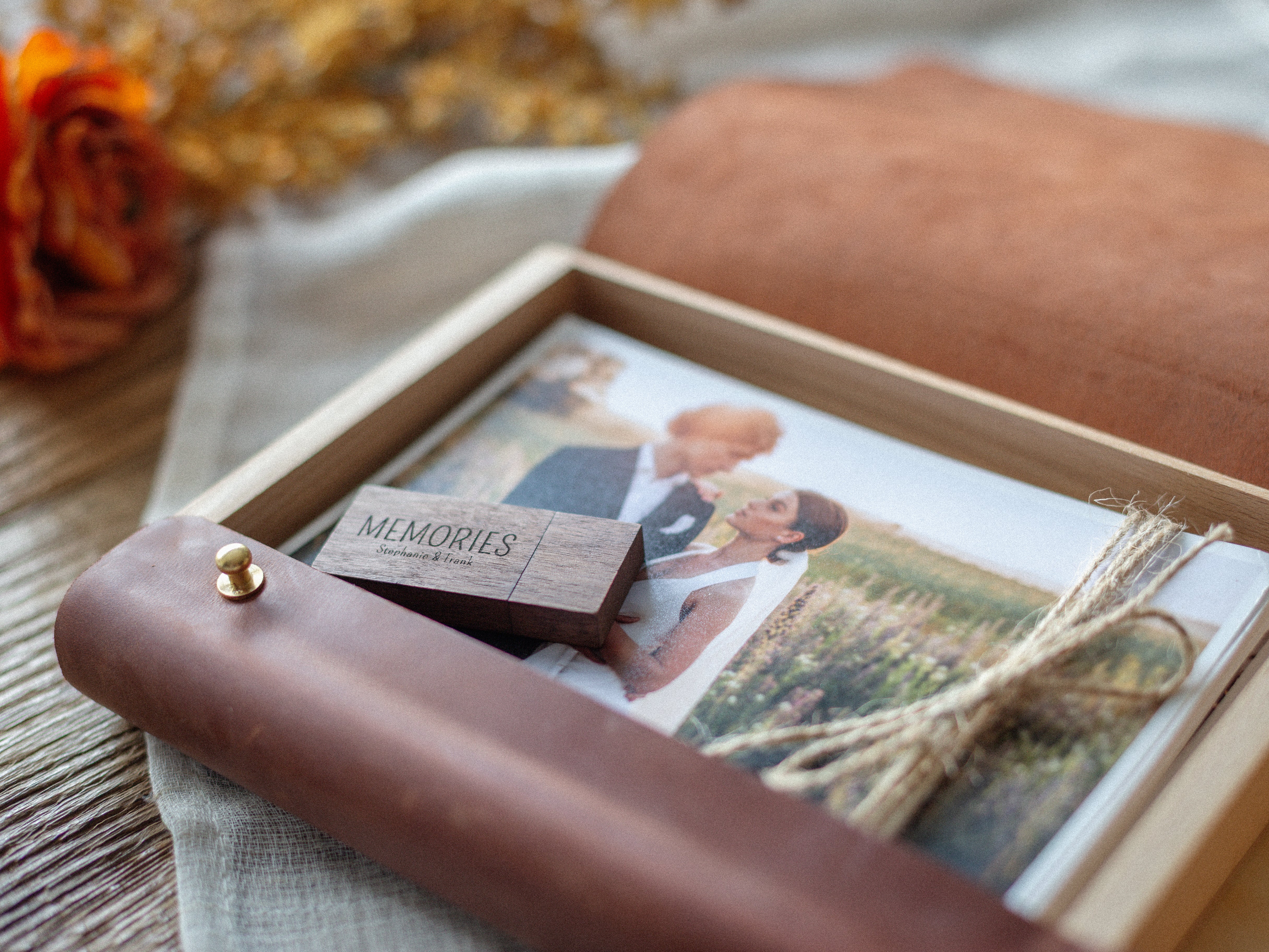 Scatola in legno personalizzata in pelle per foto con pendrive per spose