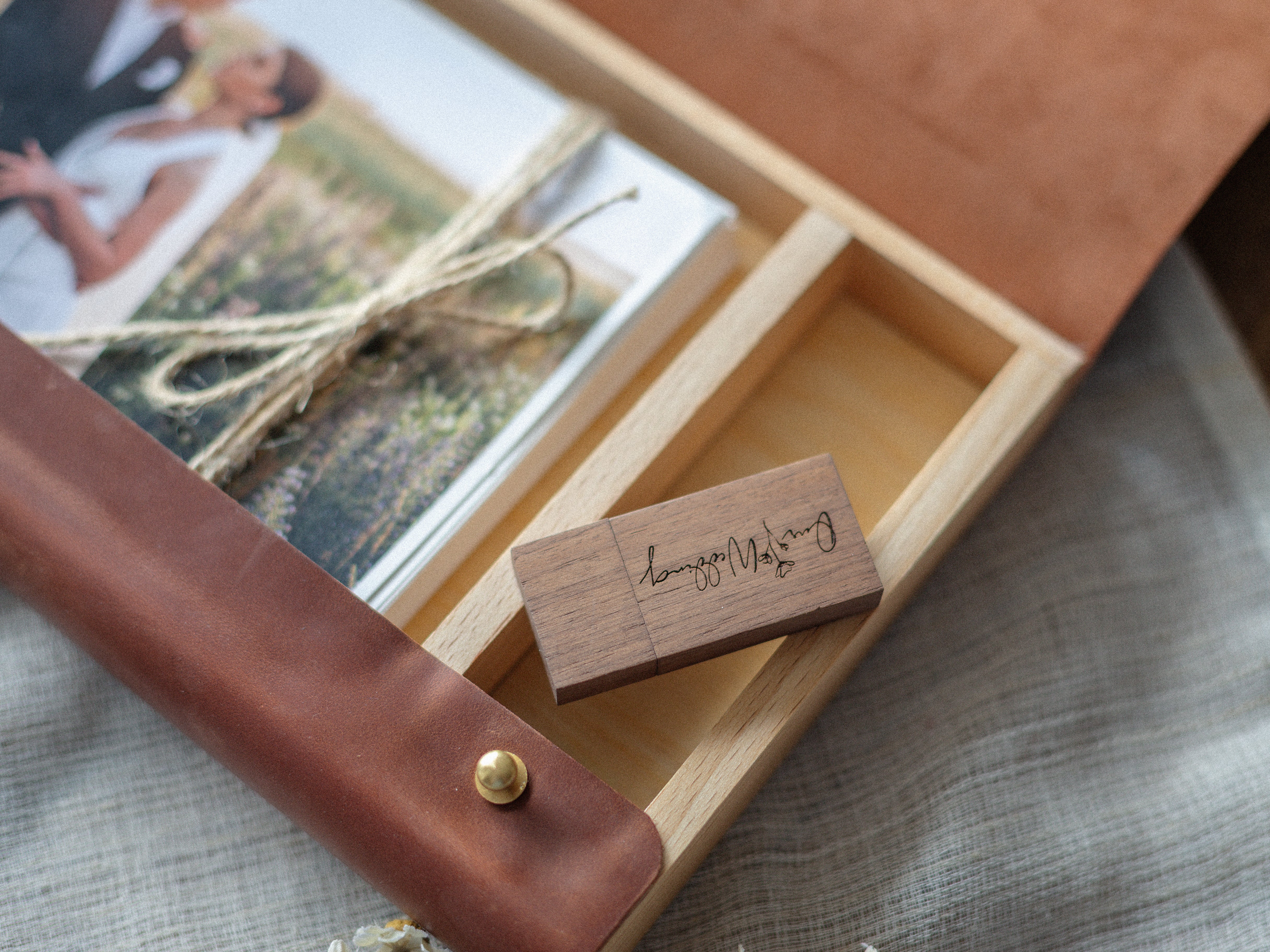 Scatola in legno personalizzata in pelle per foto con pendrive per spose