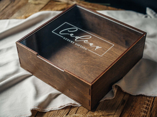 Personalisierte Geschenkbox aus Holz mit Acryldeckel für elegante Präsentationen