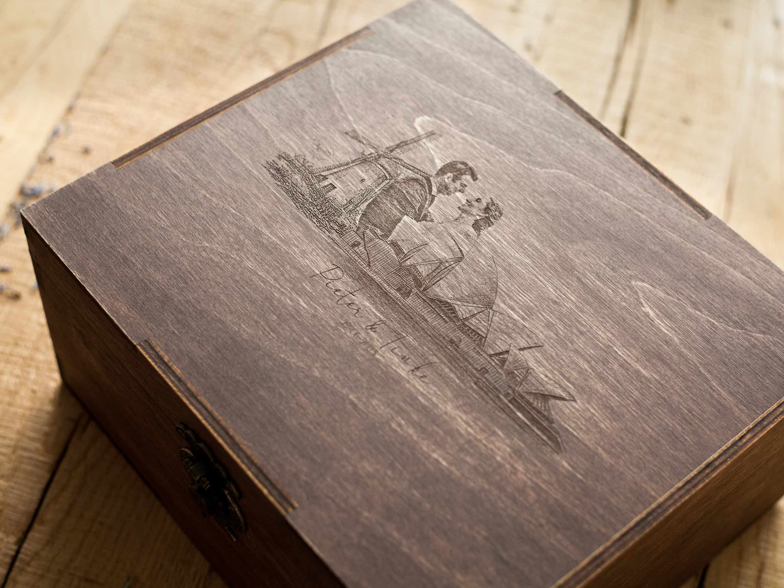 Custom engraved wooden photo box with couple illustration on lid