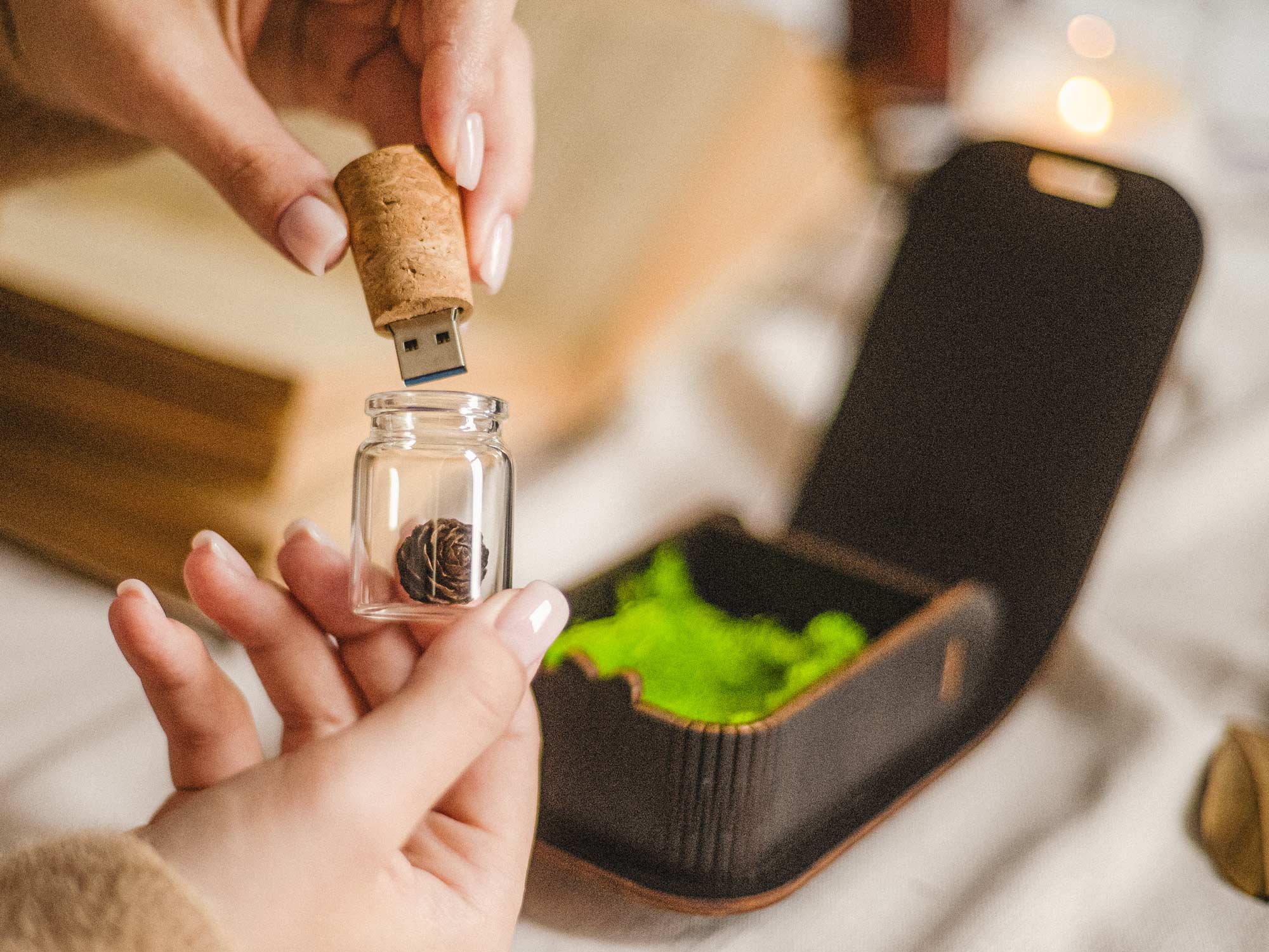 Close view of Glass Jar USB 3.0 with cork lid and pine cone insert