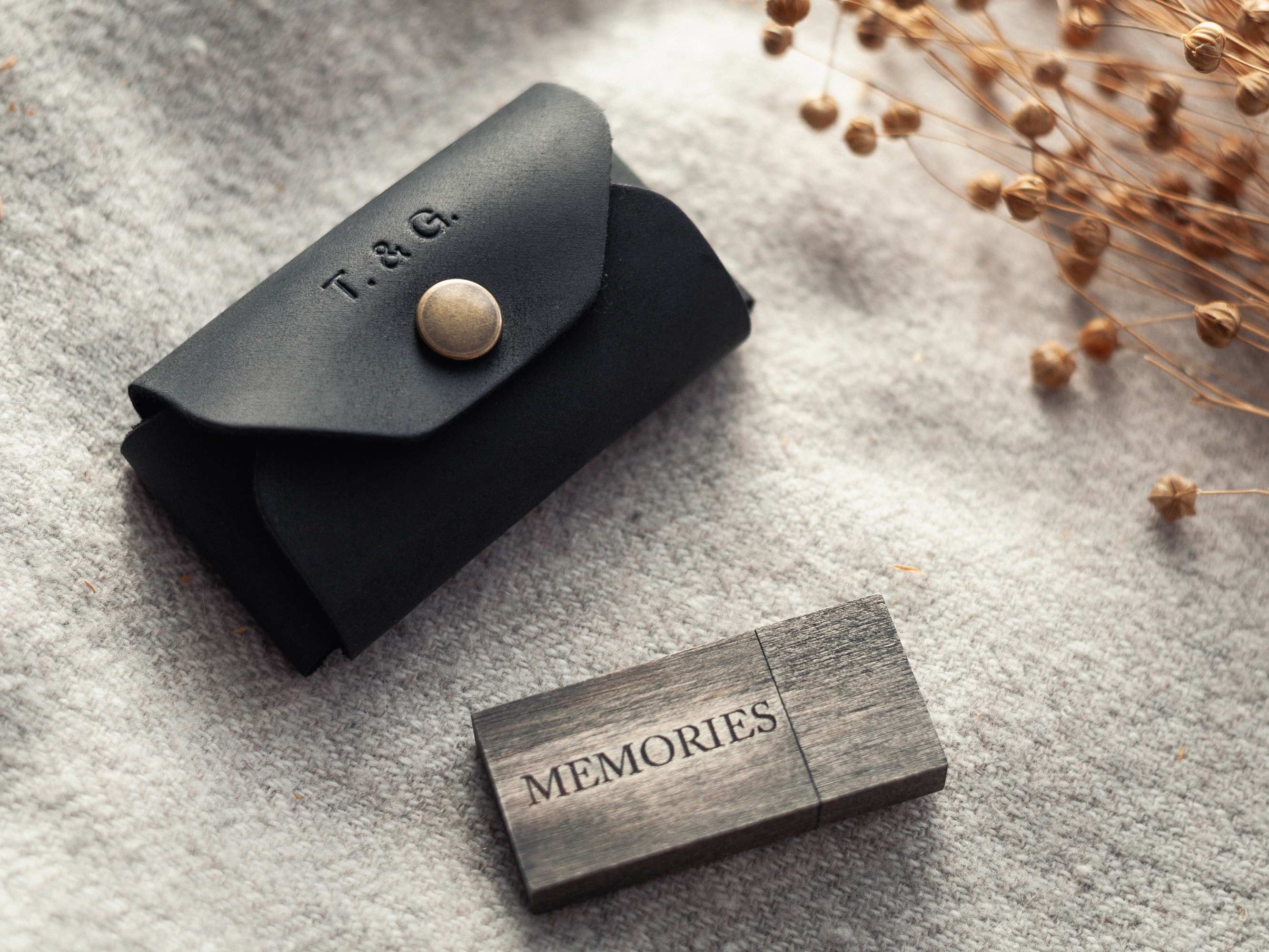 Étui USB premium en cuir cognac avec initiales