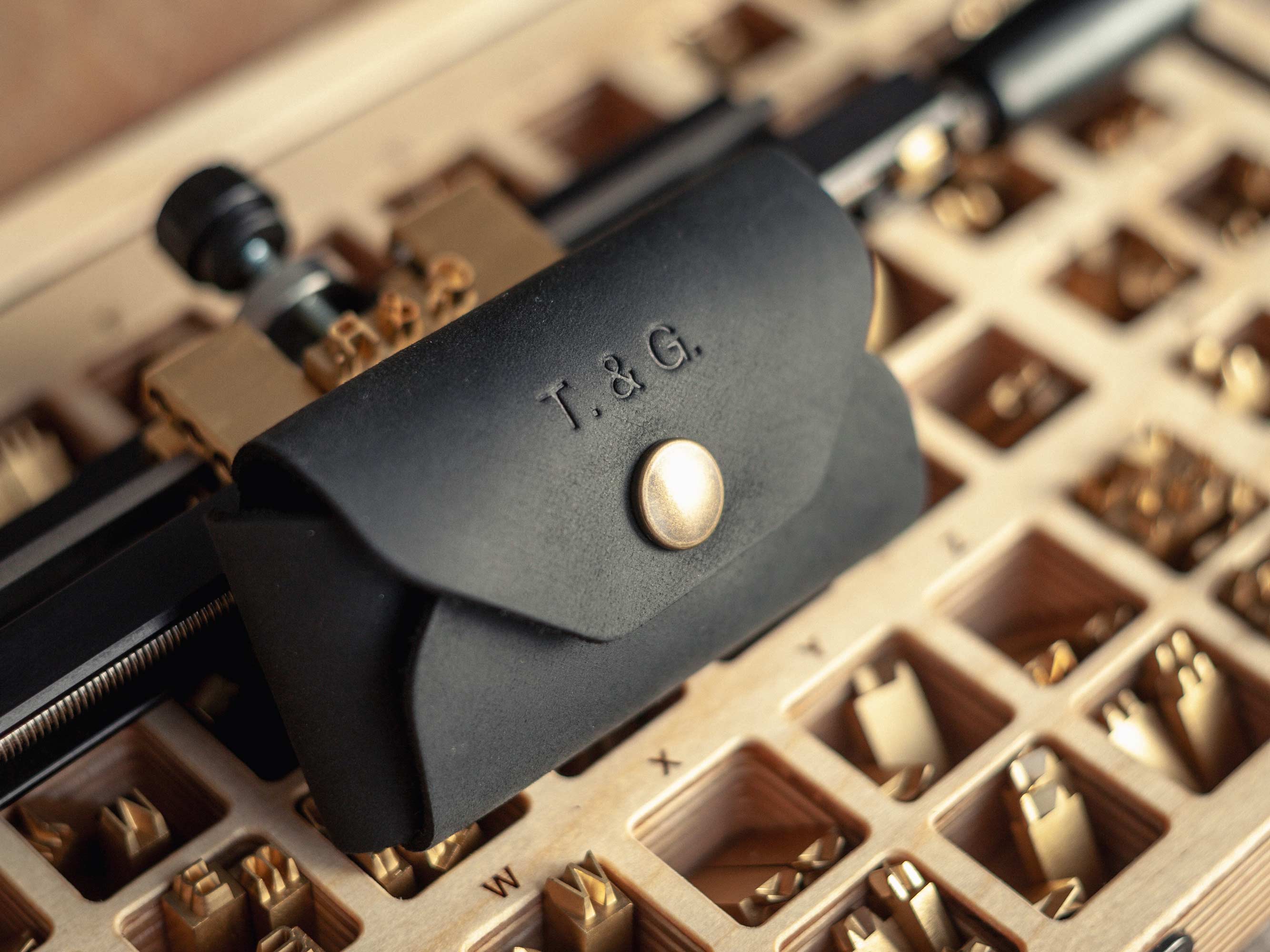 Étui USB premium en cuir cognac avec initiales