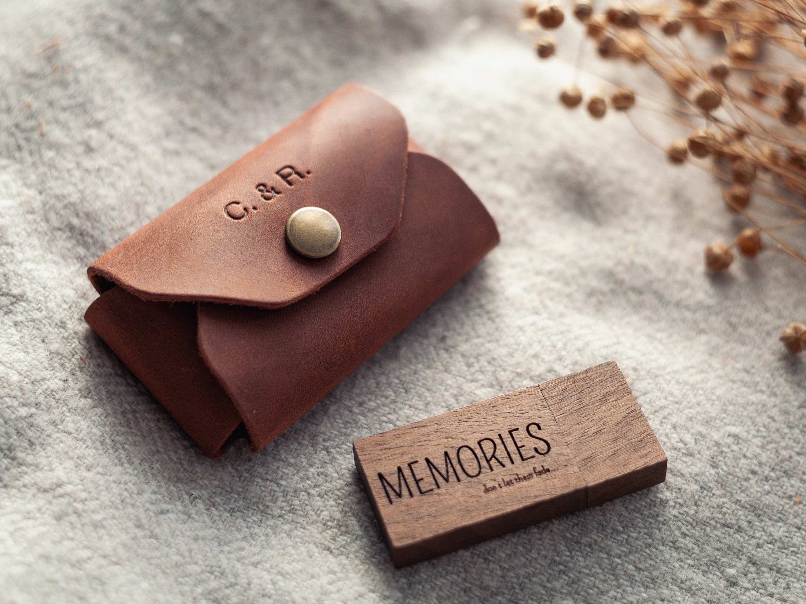 Leather USB case and wooden USB flash drive engraved MEMORIES on linen fabric