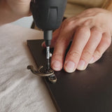 Schwarze Fotobox aus Holz mit USB-Stick für Hochzeitskunden
