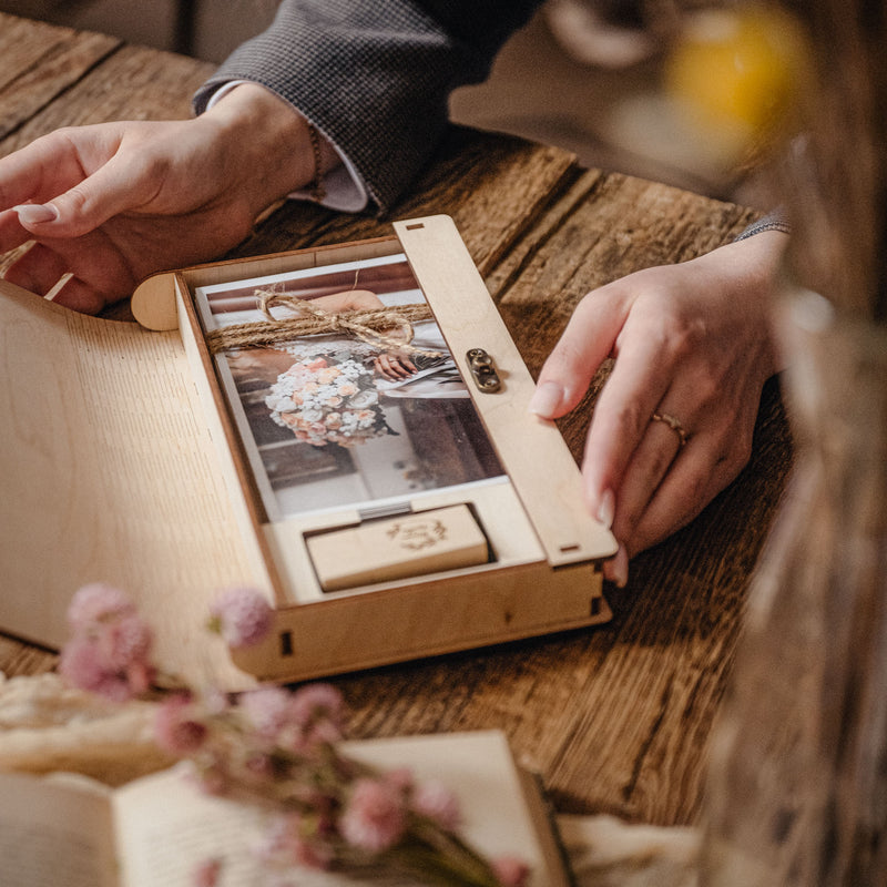 Scatola con stampa in legno e chiavetta USB: conserva momenti e sentimenti da regalare