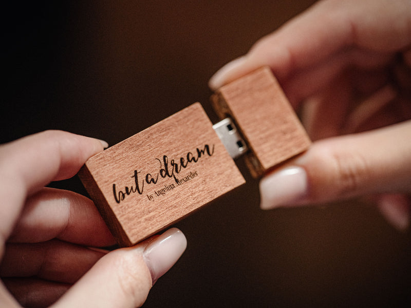 Fotobox aus Holz und USB-Stick – Personalisiertes Andenken für den Hochzeitstag